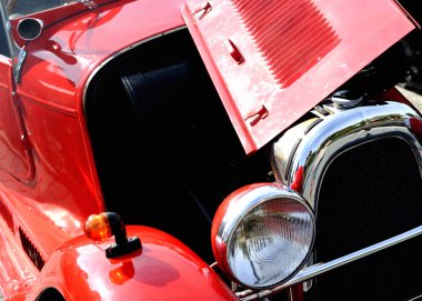 kırmızı retro araba, detaylar ve klasik tasarım 