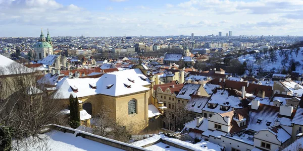 Evropské Město Zimní Sezóně Domy Městské Budovy Střechy Domů — Stock fotografie