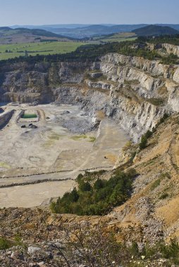 Orman manzarasında kayalık oluşumlar, yaz mevsimi, yeşil ağaçlar