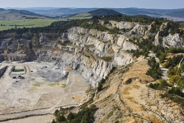 Orman manzarasında kayalık oluşumlar, yaz mevsimi, yeşil ağaçlar