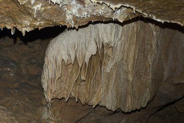 Dağların içinde, kahverengi mineral mağara sarkıtları