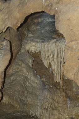 Dağların içinde, kahverengi mineral mağara sarkıtları
