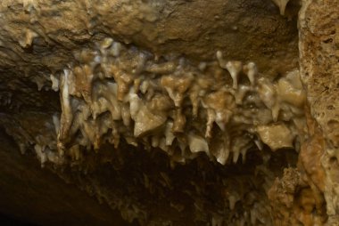 Dağların içinde, kahverengi mineral mağara sarkıtları