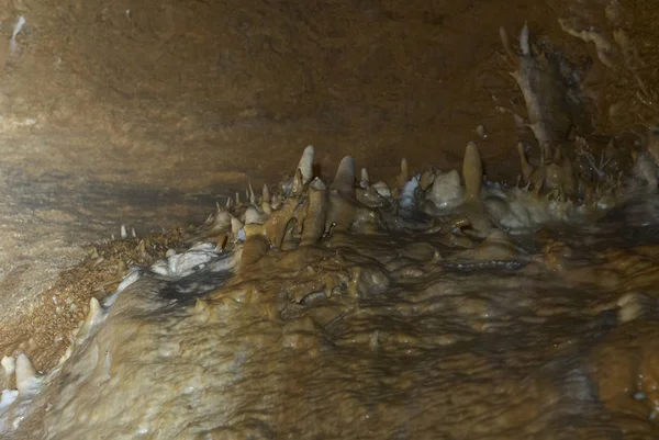 Внутри Горных Коричневых Минеральных Пещерных Сталактитов — стоковое фото