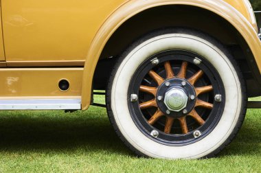 Dışarda eski araba tekerleğini kapatın. 