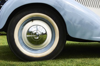 Dışarda eski araba tekerleğini kapatın. 