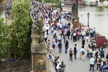 Prag 'daki Charles Köprüsü, yürüyen turist, yayalar 
