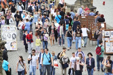 Prag 'daki Charles Köprüsü, yürüyen turist, yayalar 