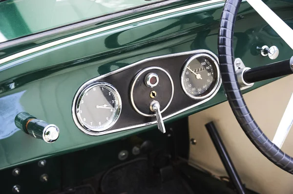 Green Retro Car Steering Wheel — Stok fotoğraf