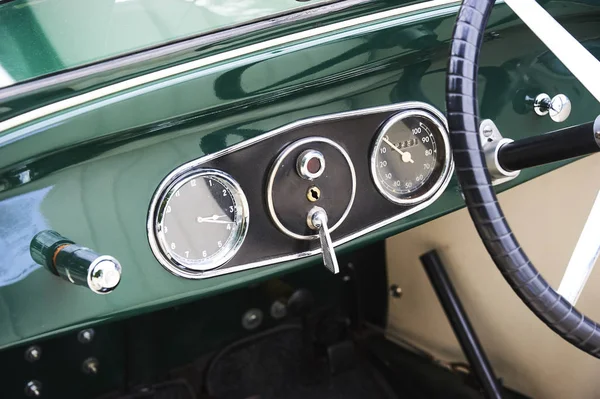 Green Retro Car Steering Wheel — 图库照片