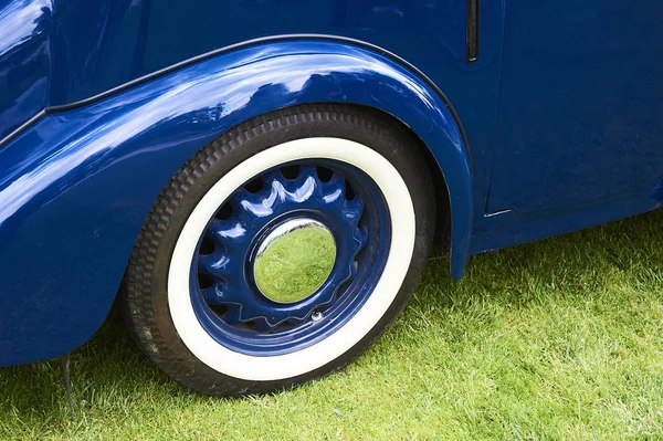 Close Retro Car Wheel Outdoors — Photo