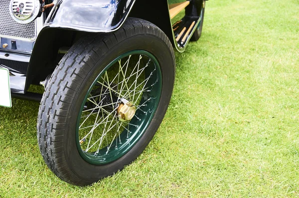 Close Retro Car Wheel Outdoors — Photo