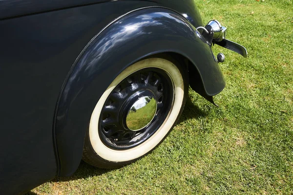 Close Retro Car Wheel Outdoors — 图库照片