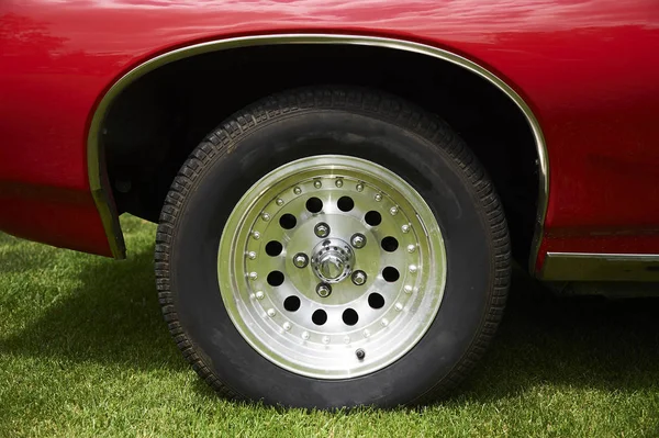 Close Retro Car Wheel Outdoors — Photo