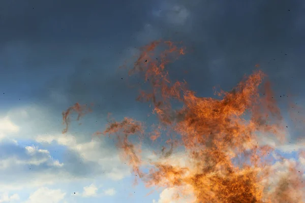 Пылающий Оранжево Красное Пламя Огня Против Голубого Неба День — стоковое фото