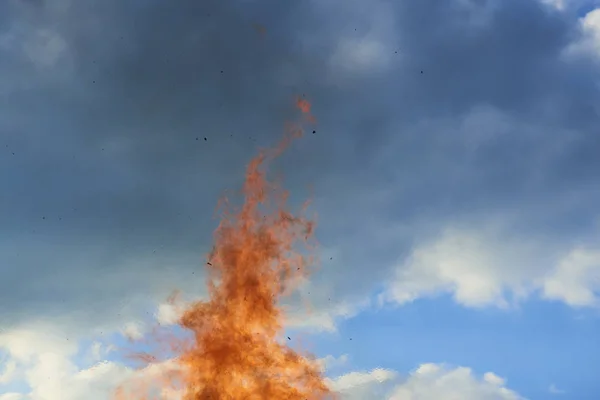 Arancio Fiammeggiante Fiamma Rossa Fuoco Contro Cielo Blu Giorno — Foto Stock