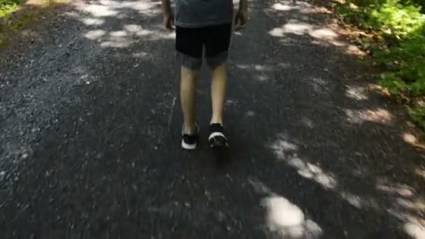 Vista Trasera Imagen Vídeo Copped Niño Caminante Bosque — Vídeo de stock