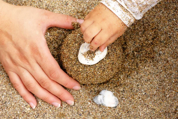 Imagem Cortada Mãe Criança Brincando Com Areia Praia — Fotografia de Stock