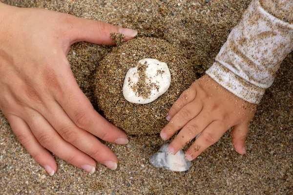 Imagem Cortada Mãe Criança Brincando Com Areia Praia — Fotografia de Stock