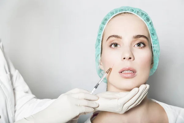 Médico esteticista hace inyecciones de belleza facial a paciente femenino — Foto de Stock