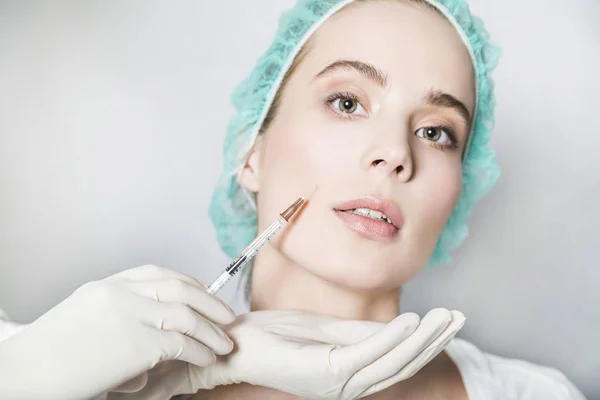 Doctor aesthetician makes face beauty injections to female patient — Stock Photo, Image