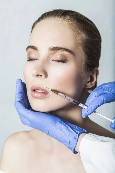 Médico esteticista faz correção de lábios e aumento para paciente do sexo feminino — Fotografia de Stock