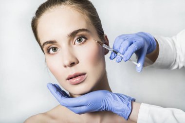 Doktor ö yapar yüz güzellik enjeksiyonları Bayan hasta için