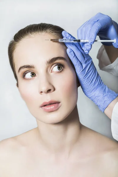 Lekarz estetyk sprawia, że twarz uroda zastrzyki do pacjentki — Zdjęcie stockowe