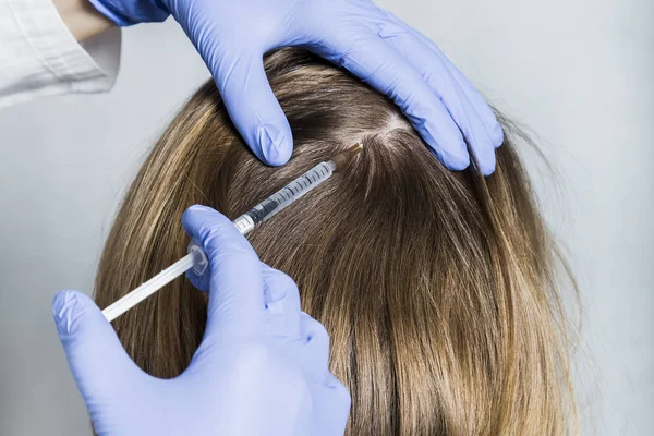 Doctor aesthetician makes head beauty injections to female patient — Stock Photo, Image