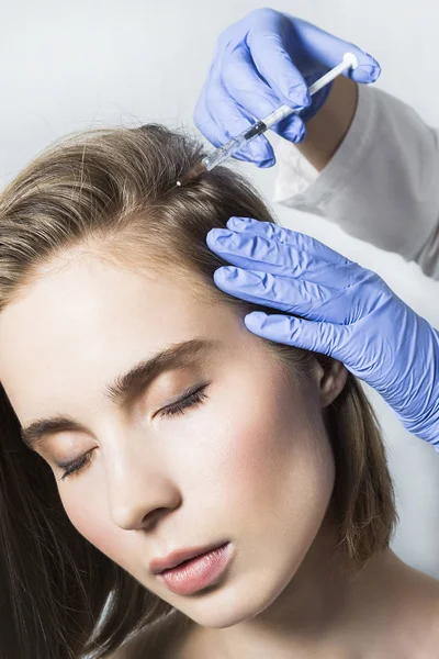 Lekarz estetyk sprawia, że głowa piękno zastrzyki do pięknej pacjentki — Zdjęcie stockowe