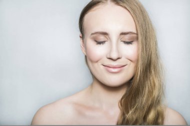 Genç sarışın güzel kız makyaj ve uzun saç yüz