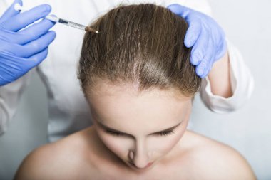 Doktor ö baş güzellik enjeksiyonlar için Bayan hasta yapar.