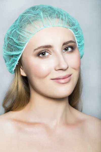 Portrait of young beautiful nude patient in medical cap — Stock Photo, Image