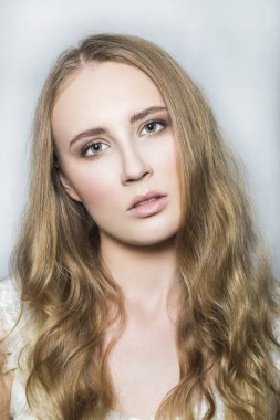 Genç sarışın güzel kız makyaj ve uzun saç yüz