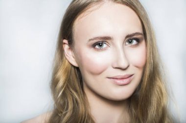 Genç sarışın güzel kız makyaj ve uzun saç yüz