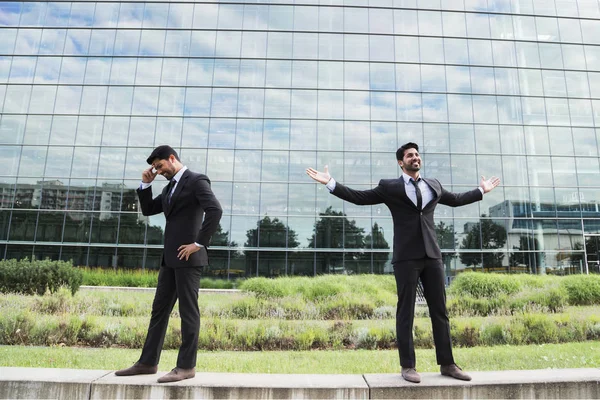İki iş adamları veya işçi başarı ve başarısızlık ofis binası yakınındaki