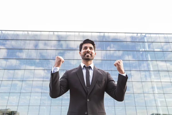 Successful businessman or worker standing in suit near office building — Stock Photo, Image