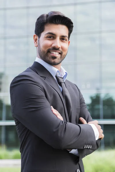 İşadamı veya işçi ayakta ofis binası yakınındaki elbiseli gülümseyen