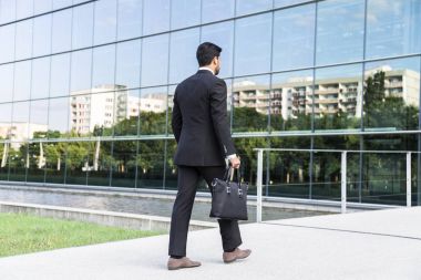 İşadamı veya işçi ayakta ofis binası yakınındaki elbiseli