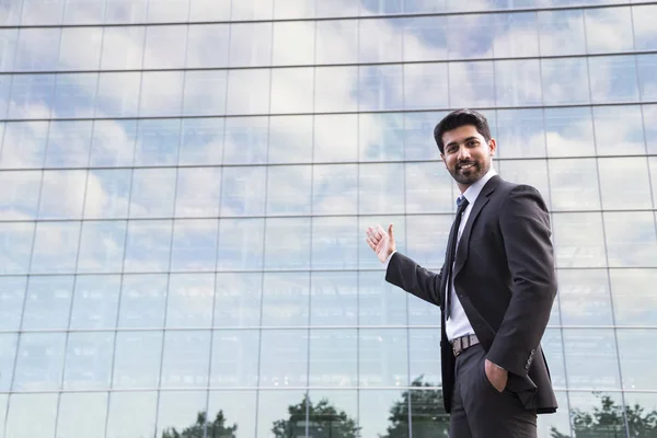 Uomo d'affari o lavoratore in piedi in giacca e cravatta vicino all'edificio per uffici — Foto Stock
