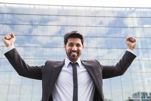 Uomo d'affari o lavoratore di successo in piedi in giacca e cravatta vicino all'edificio per uffici — Foto Stock