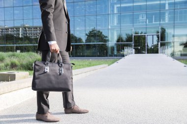 İşadamı veya işçi ayakta ofis binası yakınındaki elbiseli