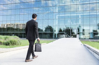 İşadamı veya işçi ayakta ofis binası yakınındaki elbiseli