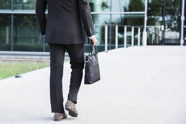 Homme d'affaires ou travailleur debout en costume près d'un immeuble de bureaux — Photo