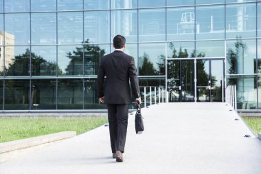 İşadamı veya işçi ayakta ofis binası yakınındaki elbiseli