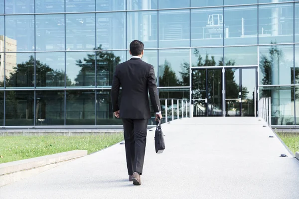 Empresário ou trabalhador em pé de terno perto de prédio de escritórios — Fotografia de Stock