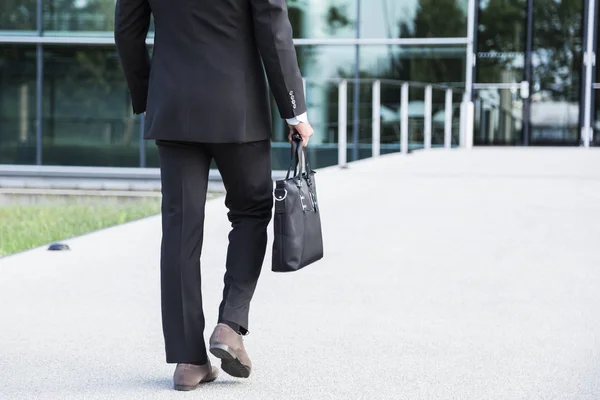 Бизнесмен или рабочий, стоящий в костюме возле офисного здания — стоковое фото