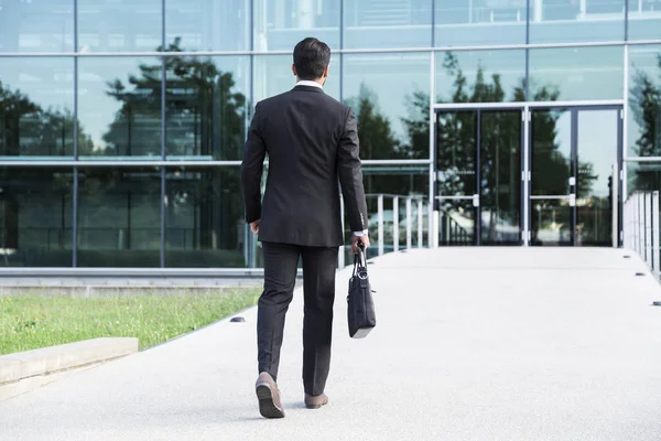 Empresário ou trabalhador em pé de terno perto de prédio de escritórios — Fotografia de Stock