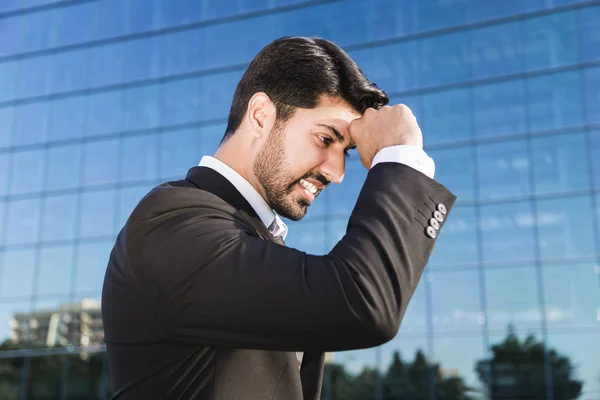 Uomo d'affari arrabbiato o lavoratore in piedi in giacca e cravatta con mano sulla testa — Foto Stock