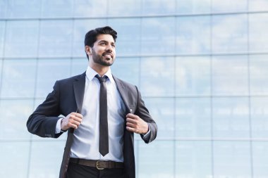 Başarılı iş adamı veya işçi ayakta takım elbise ve ceket tutar